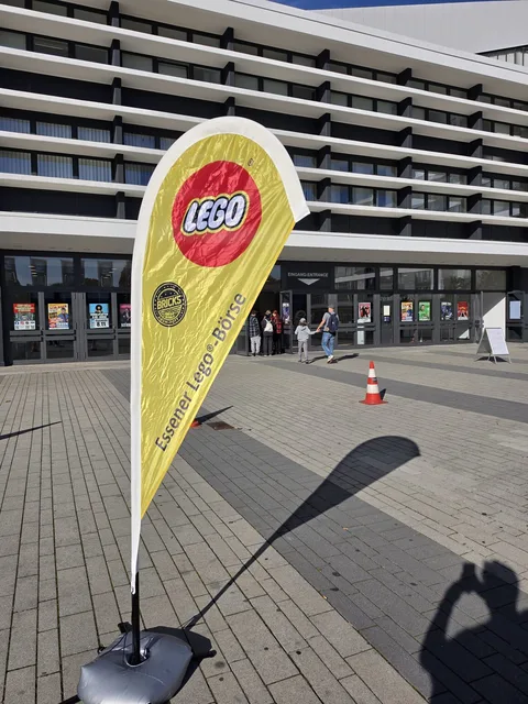 Die Beachflag der Essener Lego-Börse mit dem LEGO-Logo auf dem Vorplatz vor dem Eingang der Grugahalle